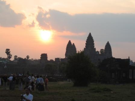 Solopgang over Angkor War